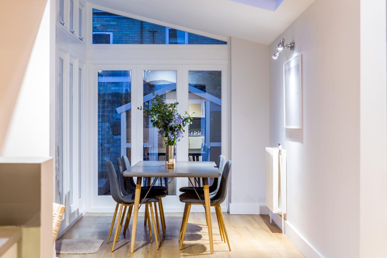 The Modern Classic - Contemporary & Elegant 3Bdr Home เคมบริดจ์ ภายนอก รูปภาพ